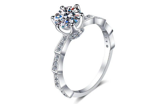 Choosing Between Open Setting and Closed Setting for Your Moissanite Ring